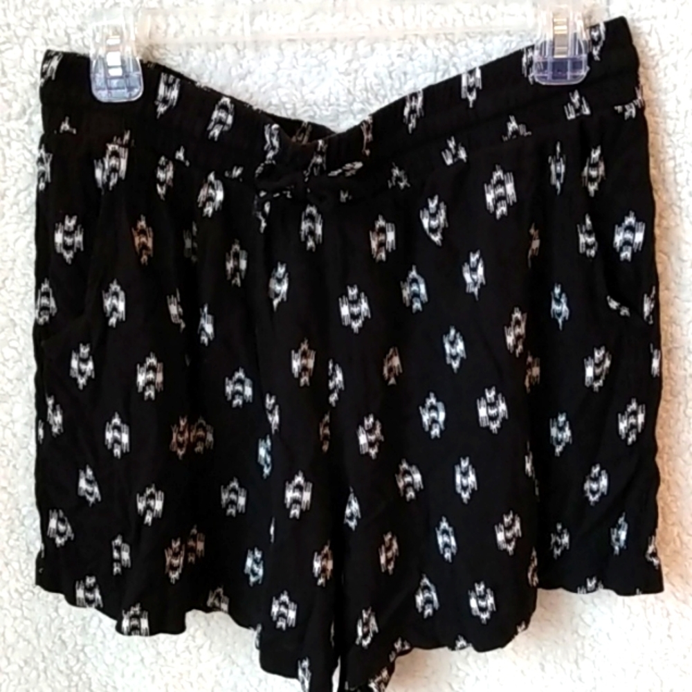 Wonder L black and white sassy shorts